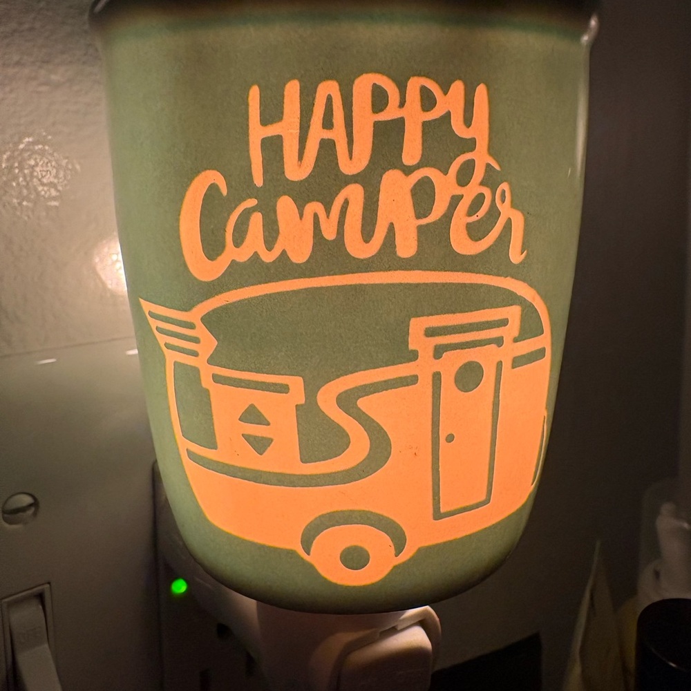 SCENTSY HAPPY CAMPER PLUG IN WARMER